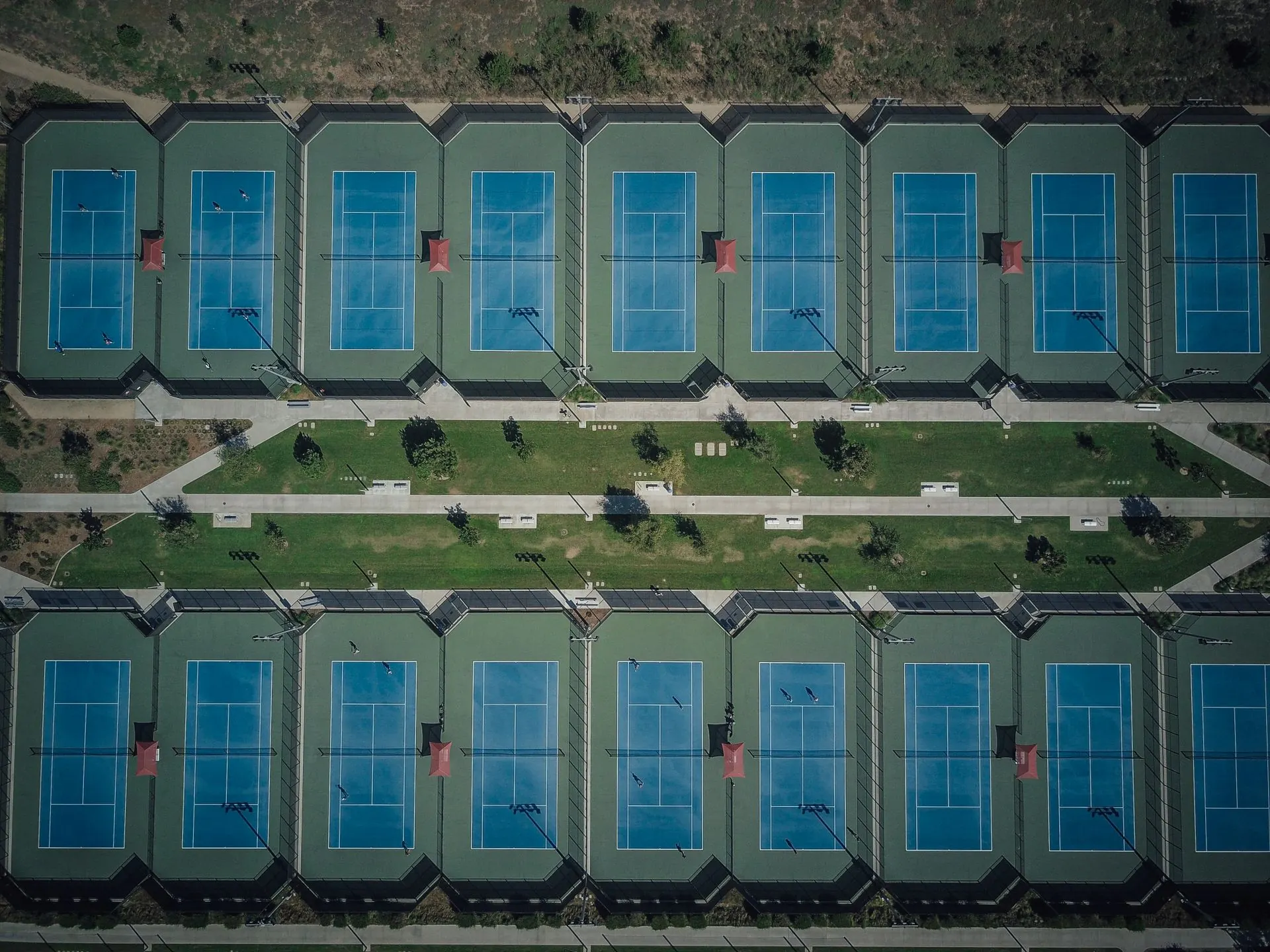 Jugador de tenis en cancha universitaria en Estados Unidos